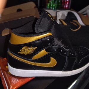 Jordan Men's Black and Gold Sneakers